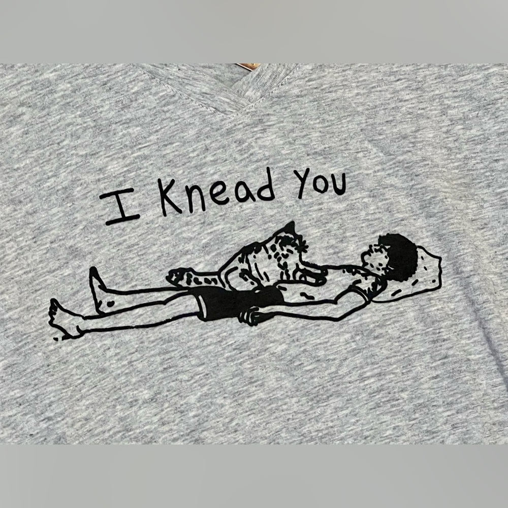 I Knead You Funny Cat Pun Womens Graphic Tee NWT *Runs Small* T-Shirt Gray - Picture 3 of 7